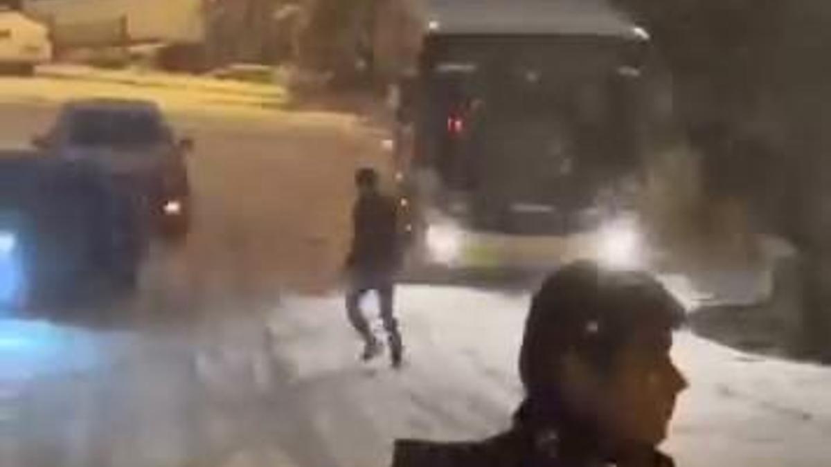 İstanbul- Alibeyköy’de karda kayan İETT otobüsü kamerada