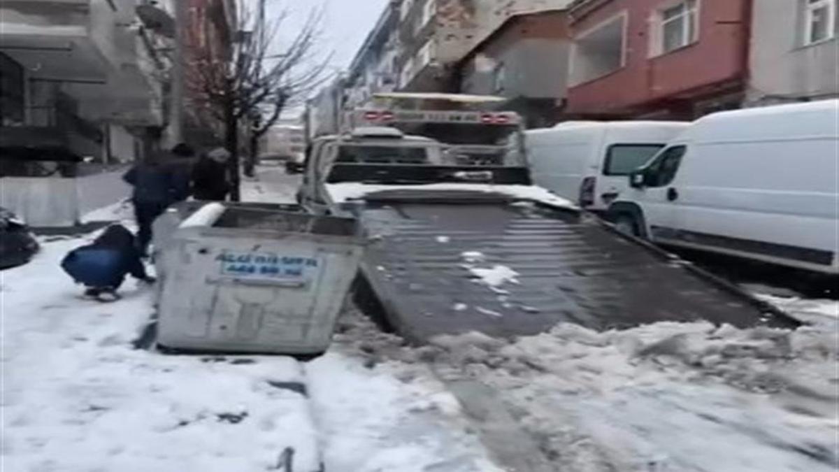 Bağcılar'da kar bastırdı: Ambulansa yolu çekici açtı