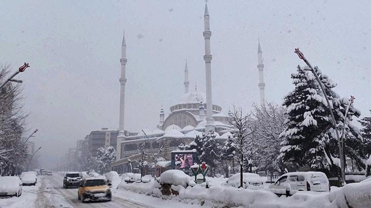 Kar kalınlığı 60 santimetre kadar ulaştı! Yüzlerce köyün merkezle bağlantısı kesildi