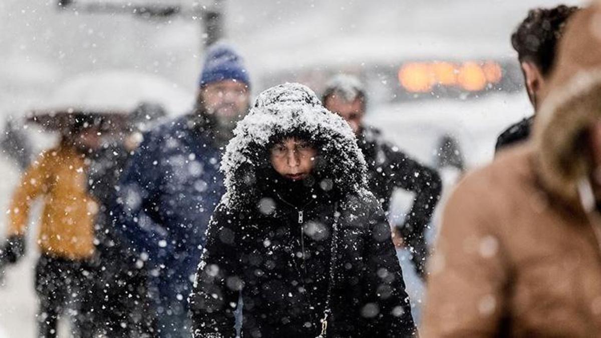 İstanbullular dikkat! Valilik saat vererek uyardı: Kar yağışı ne zaman bitecek?