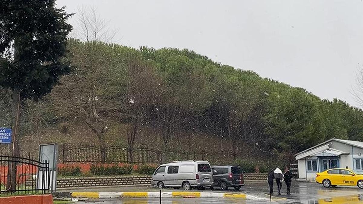İstanbul’da kar etkili oluyor: Esenler ve Küçükçekmece beyaza büründü