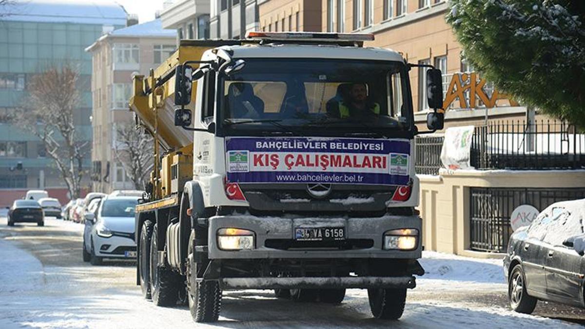 Bahçelievler’de yoğun kar mesaisi: 'Bin 500 kişilik ekip ve 130 araç hizmet veriyor'