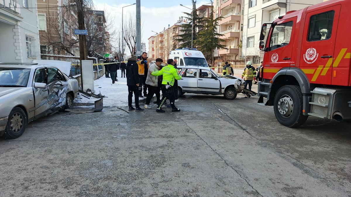 2 otomobil çarpıştı, sürücü ve eşi yaralandı