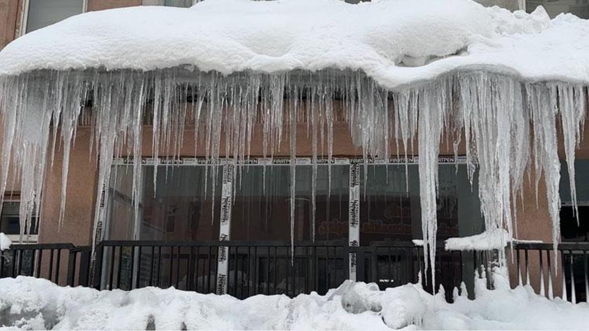 Hakkari Yüksekova'da kar yağışı ve dondurucu soğuklar 3 metrelik buz sarkıtları oluşturdu