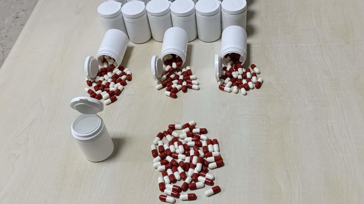 2 şüphelinin çantasından 1163 uyuşturucu hap çıktı
