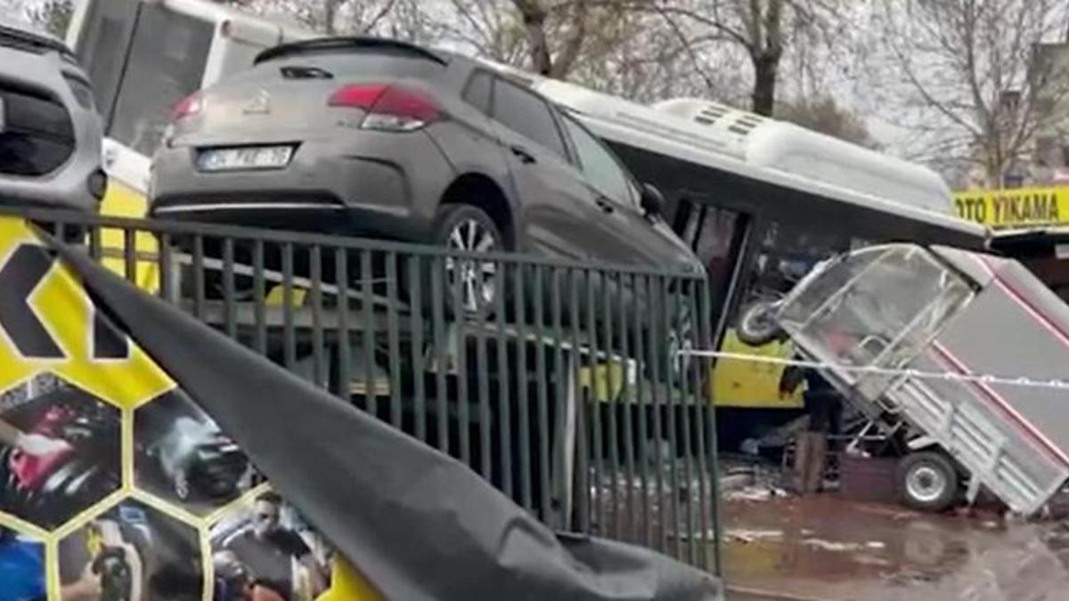 Kontrolden çıkan İETT otobüsü otoparka daldı