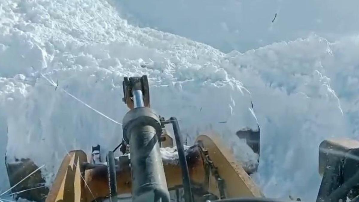 Elazığ’da yolu çığdan kapanan yol açıldı