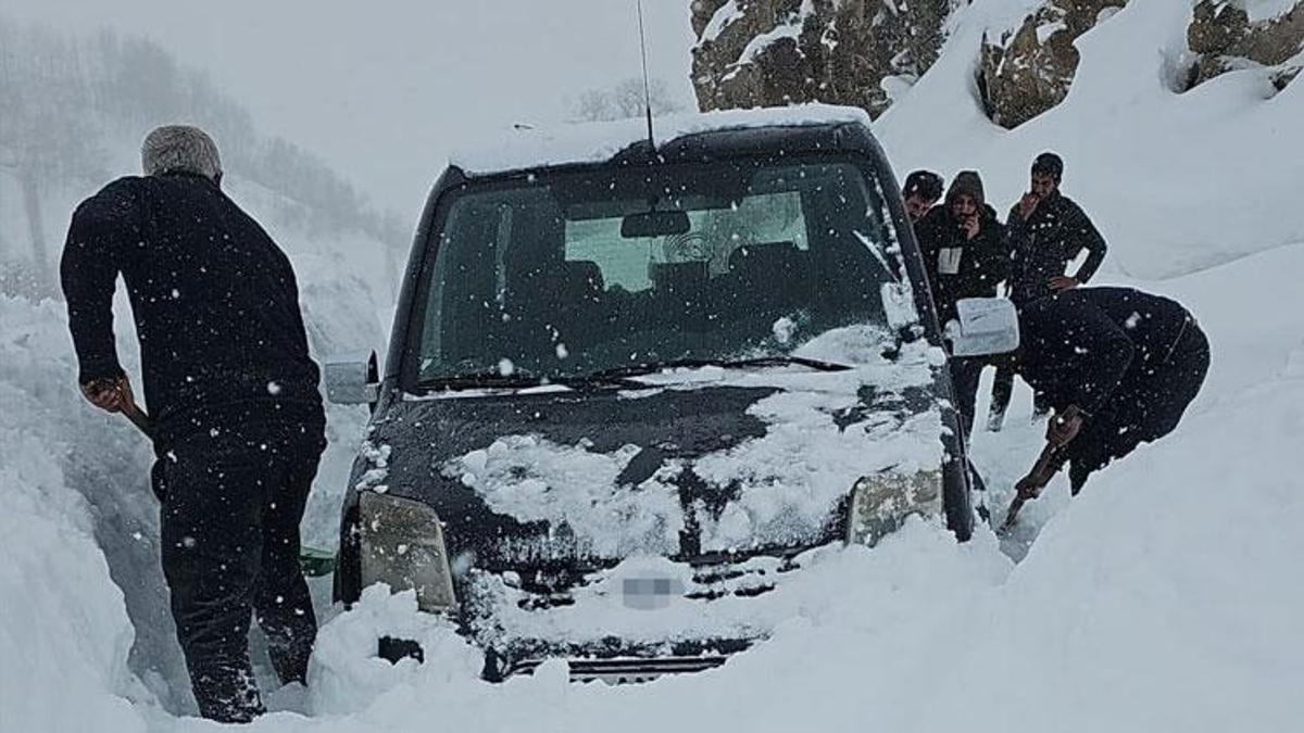 Van Bahçesaray’da çığ faciası son anda atlatıldı: Araçtaki aile ölümden döndü