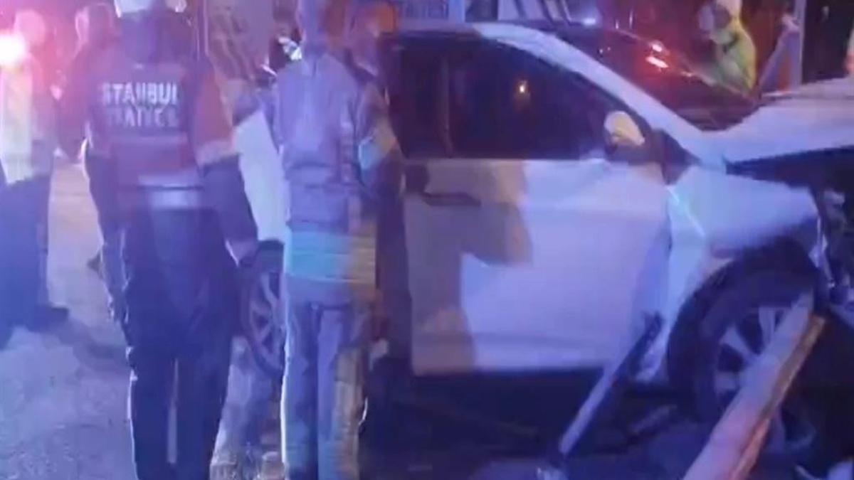 Ümraniye'de korkunç anlar: Otomobil bariyerlere saplandı!