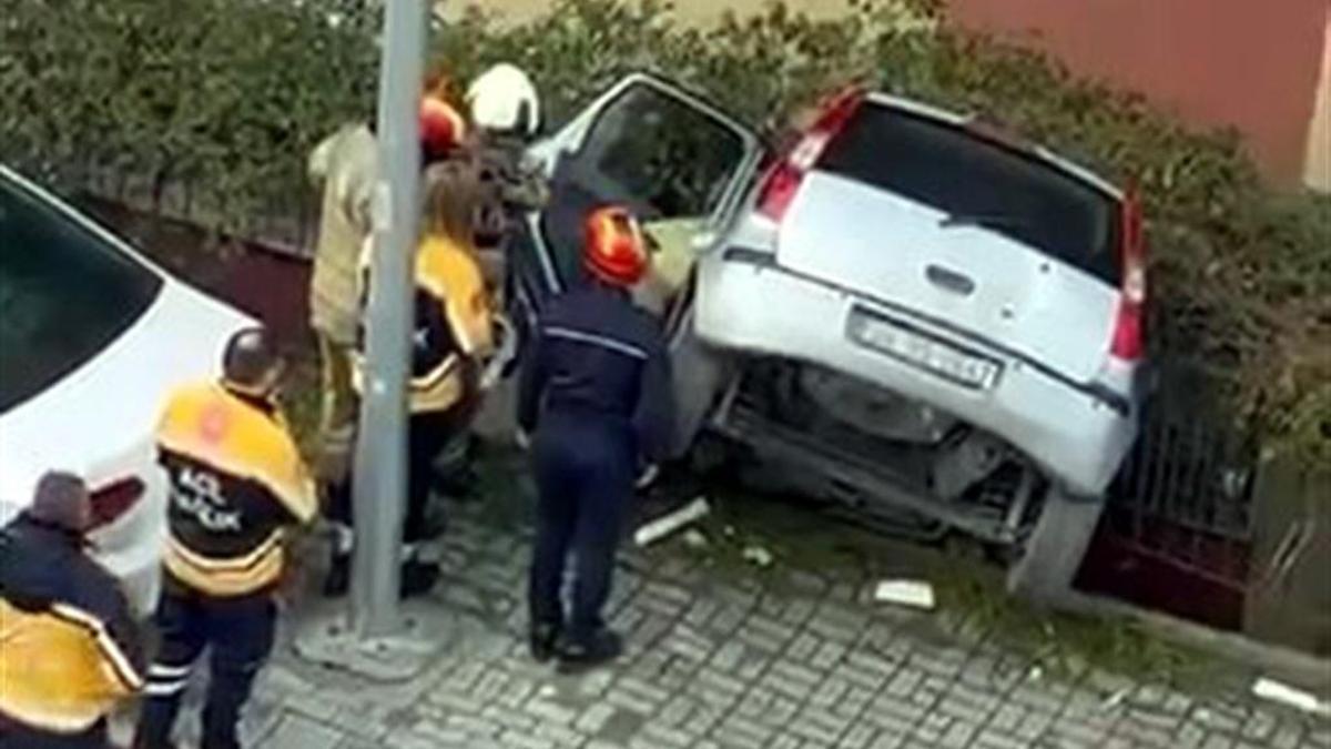 Otomobil Avcılar'da bina boşluğuna düştü: 1 yaralı