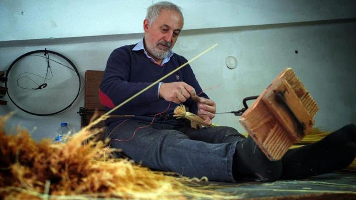 Sakarya'nın son ustalarından! Babadan öğrendiği yöntemle üretimi sürdürüyor: 150 liraya satıyor