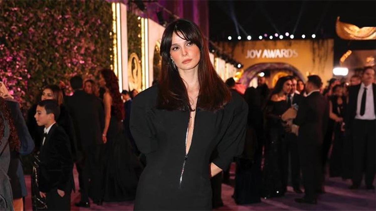 Eşref Rüya’nın yıldızı dünyaya açıldı! Çiğdem’in siyah büyüsü!