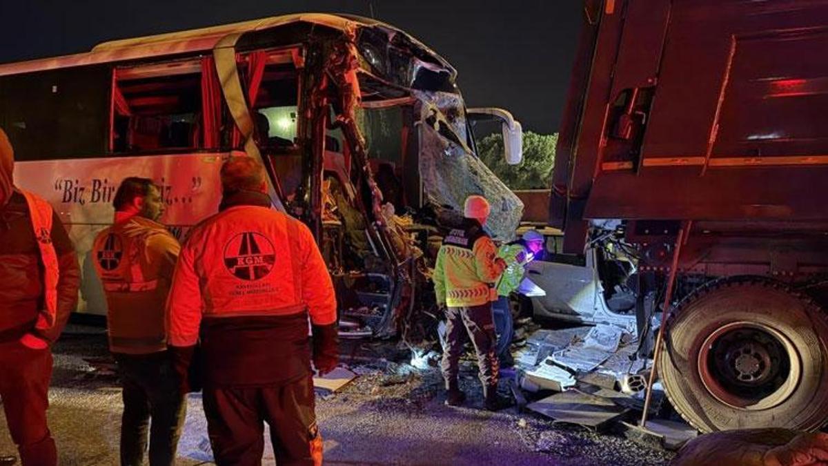 TEM Otoyolu'nda feci kaza: 1 ölü, 19 yaralı