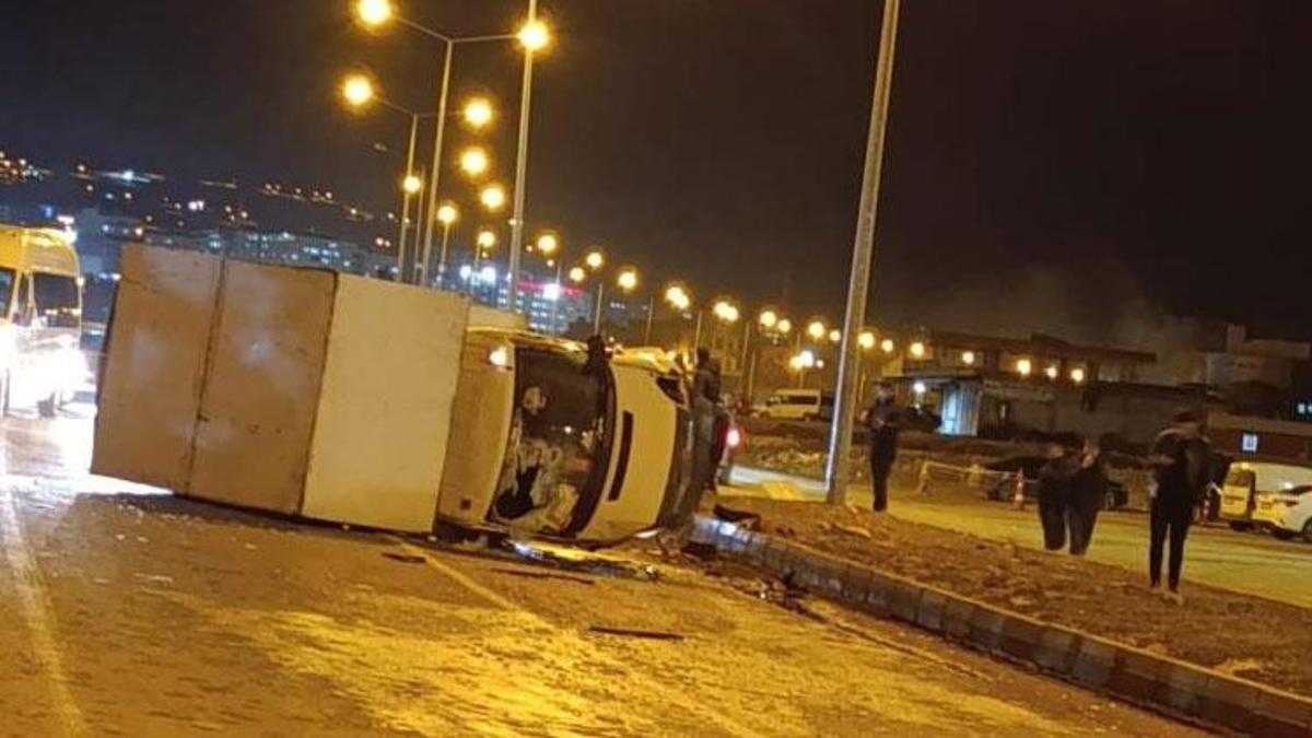 Kurtalan'da kamyonet ile hafif ticari araç çarpıştı: 2 yaralı