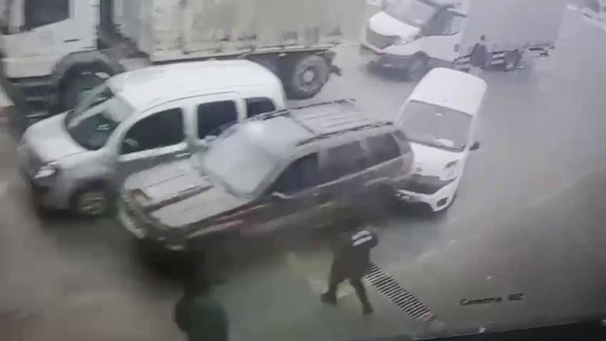 Araç muayene istasyonunda 3 aracın hasar gördüğü kaza kamerada