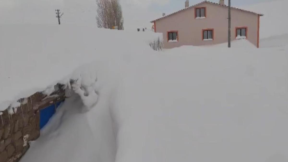 Burası ne Kamçatka, ne Alaska! Türkiye'nin ortasına bina boyu kar yağdı