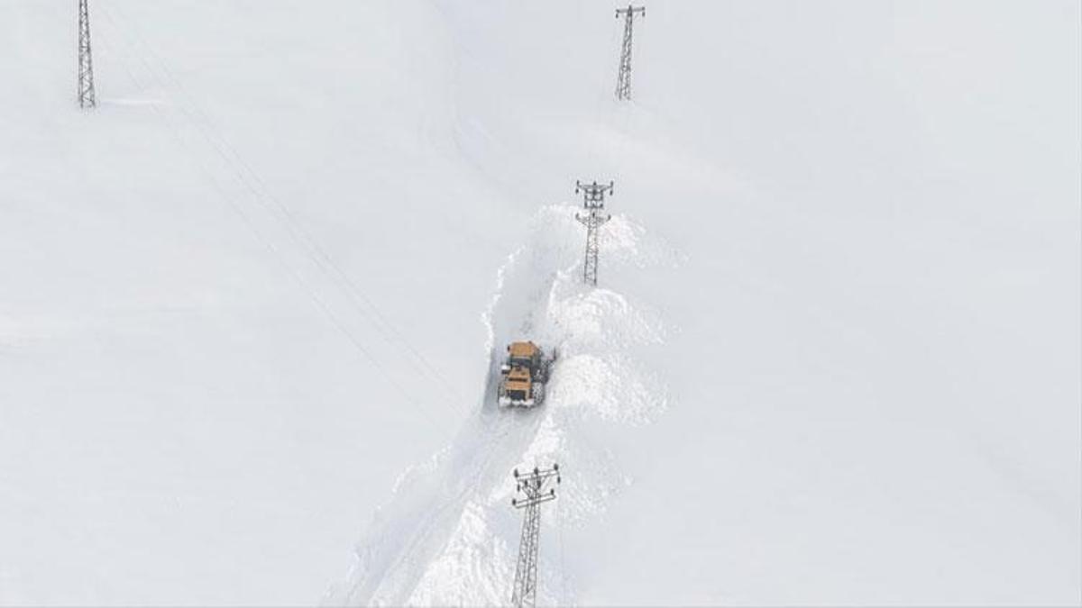 Hakkari Yüksekova 'Buz Devri'ni yaşıyor: Araçlara brandalı koruma, çatılarda dev sarkıtlar