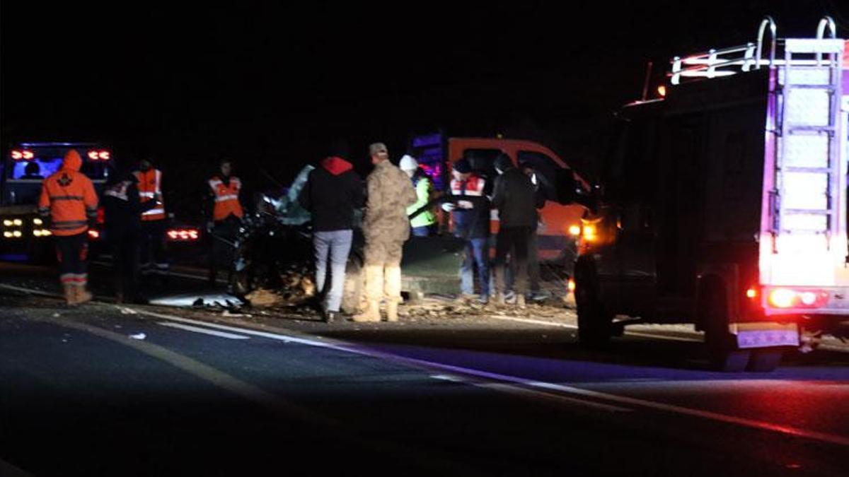 Midyat'ta otomobil ile hafif ticari aracın çarpıştığı kazada 3 ölü, 2 yaralı