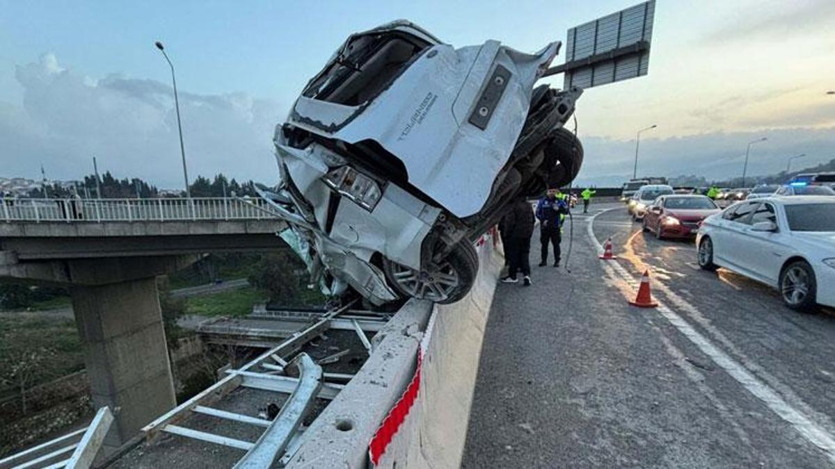 İzmir'de araca çarpan TIR, viyadükten düştü; 3 yaralı