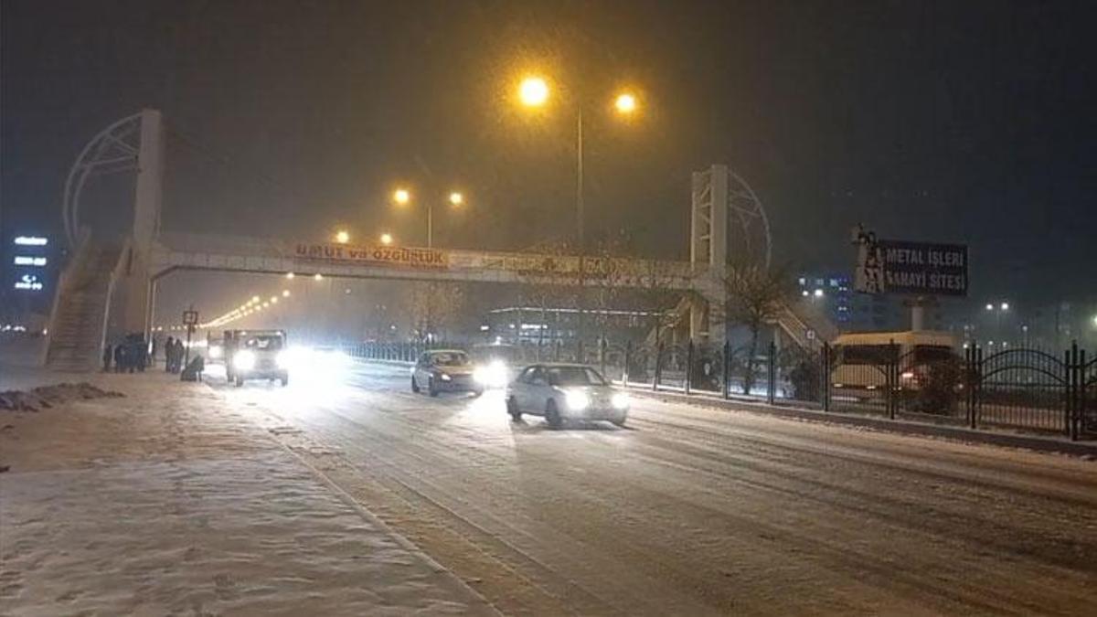 Diyarbakır'da yoğun kar yağışı etkili oldu; uçuşlar iptal edildi