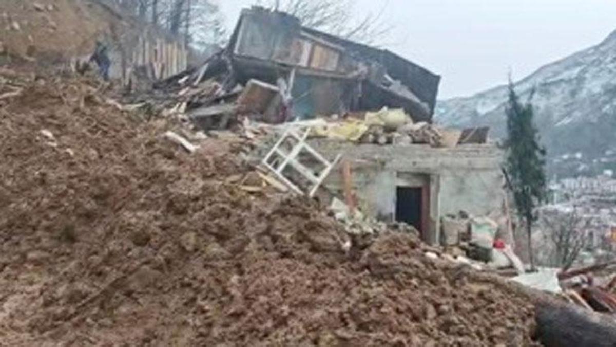 Artvin Borçka’da heyelan; ev ve ahır yıkıldı