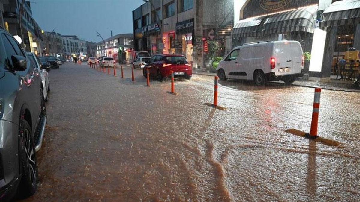 Antalya Kemer'de sağanak yağışlar etkili oldu