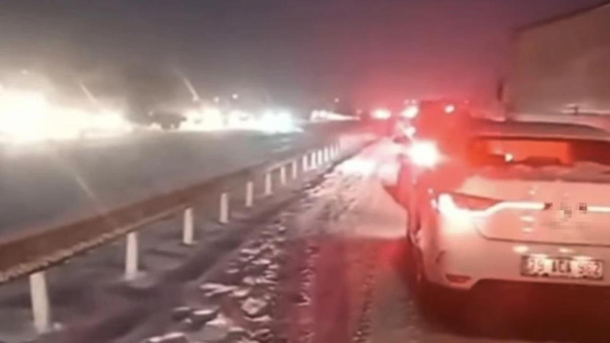 Gaziantep'te kar esareti! Çok sayıda araç mahsur kaldı