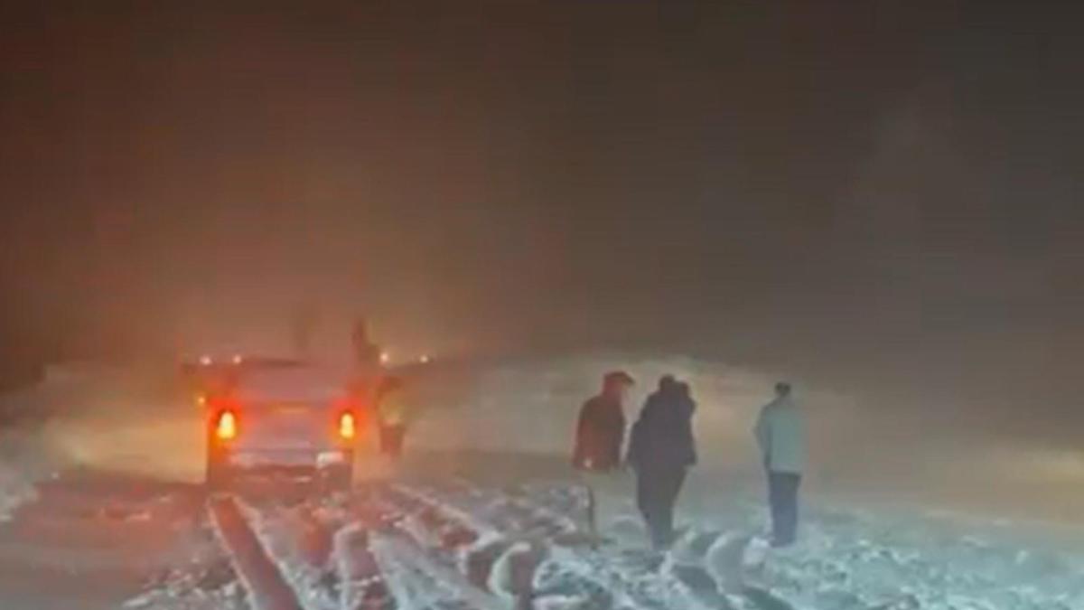 Erzincan-Sivas kara yolu çığ düşmesi sonucu ulaşıma kapandı