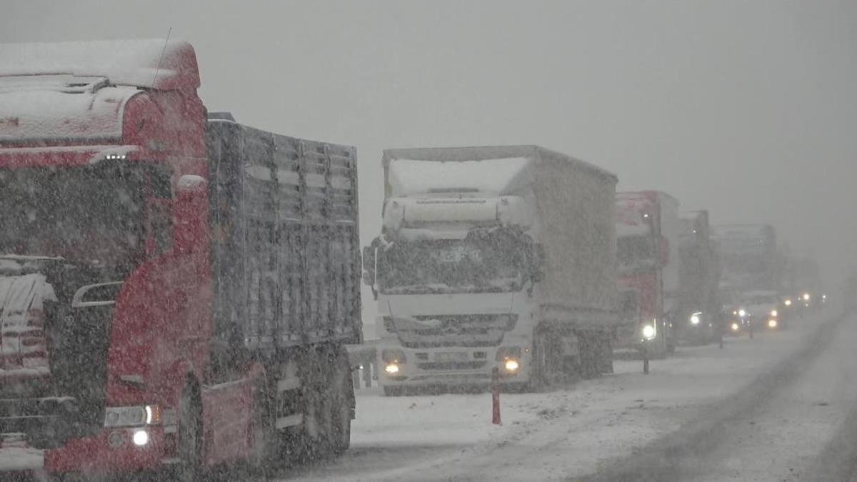 Hatay'da kar yağışı! Serinyol–Madenli kara yolu ulaşıma kapatıldı