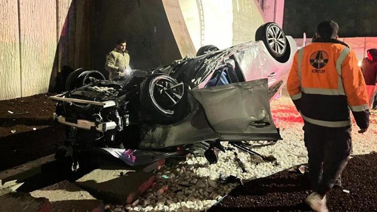 Antalya’da kontrolden çıkan otomobil tünel girişinde takla attı