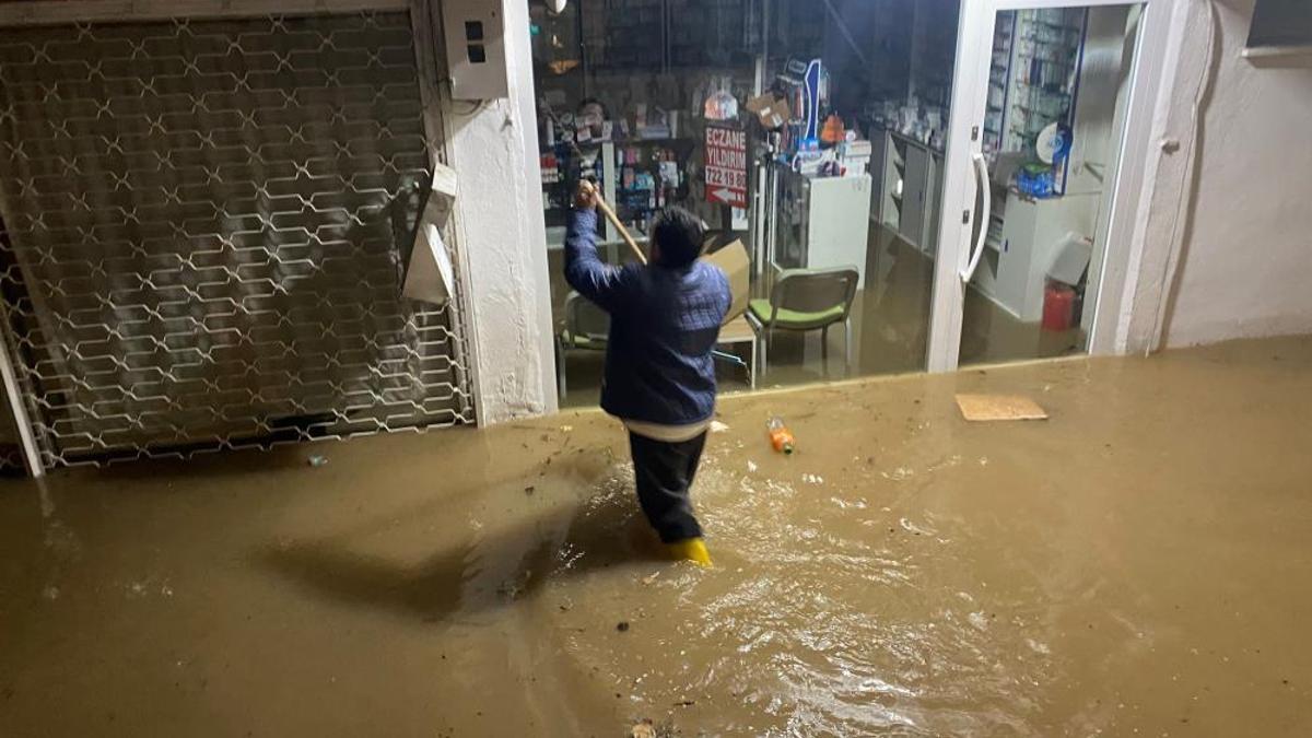 Antalya'da sağanak yolları göle çevirdi! İş yerlerini sular bastı, araçlar mahsur kaldı