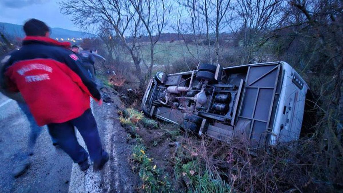 İvrindi'de işçileri taşıyan midibüsün devrilmesi sonucu 16 kişi yaralandı