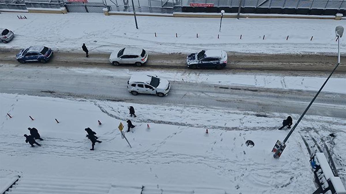 Lapa lapa kar yağdı, kentte hayat durdu! Ulaşım aksadı, uçak seferleri iptal edildi... MGM'den yeni uyarı geldi