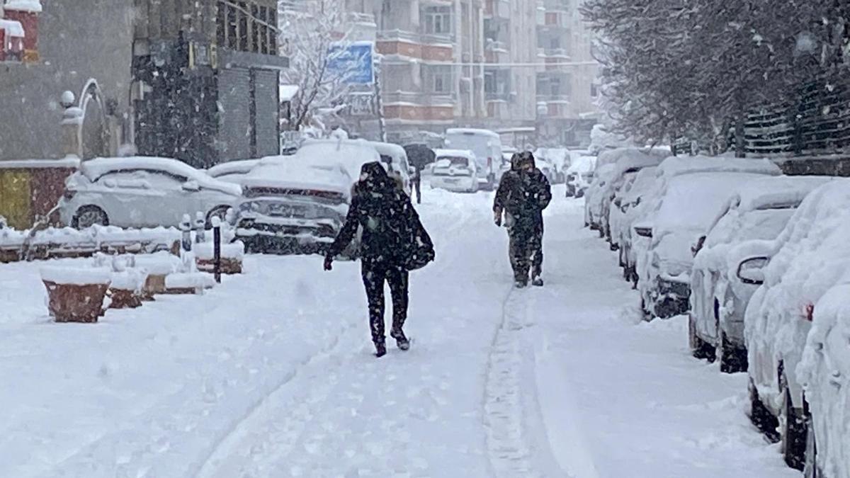 Batman’da 3'ü hariç tüm köy yolları kardan kapandı, uçuşlar iptal
