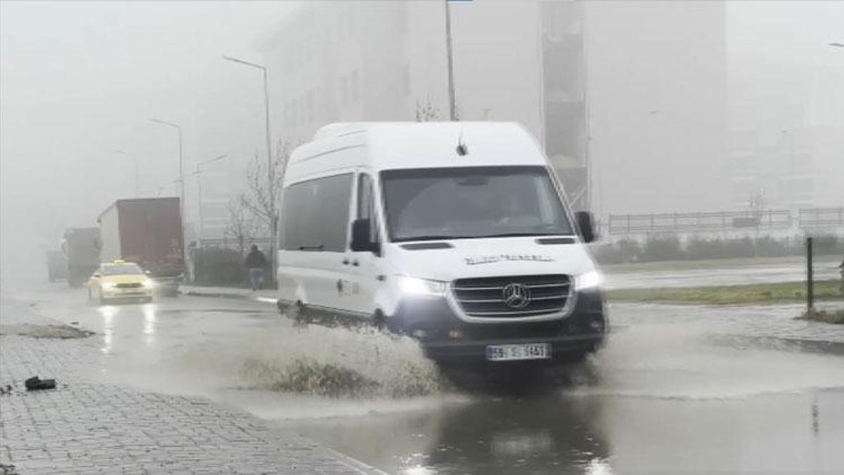 Tekirdağ Çorlu’da sağanak etkili oldu