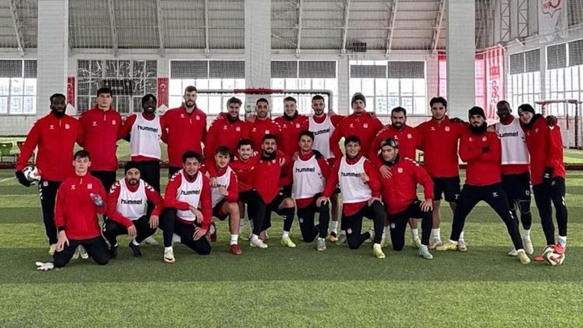 Sivasspor, Amed Sportif Faaliyetler maçı hazırlıklarına kapalı sahada başladı