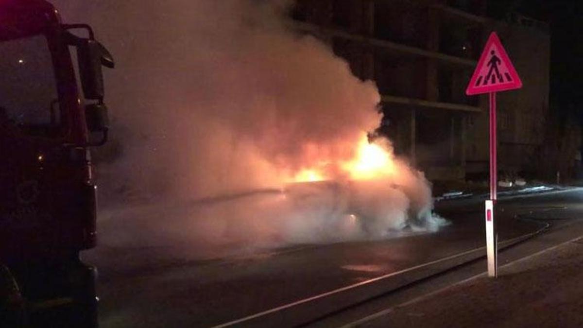 Ünye’de seyir halindeki kamyonet çıkan yangında küle döndü