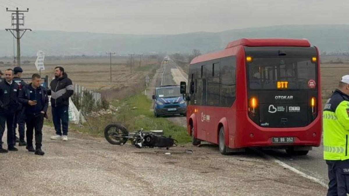 Balıkesir Gönen'de minibüs ile motosiklet çarpıştı