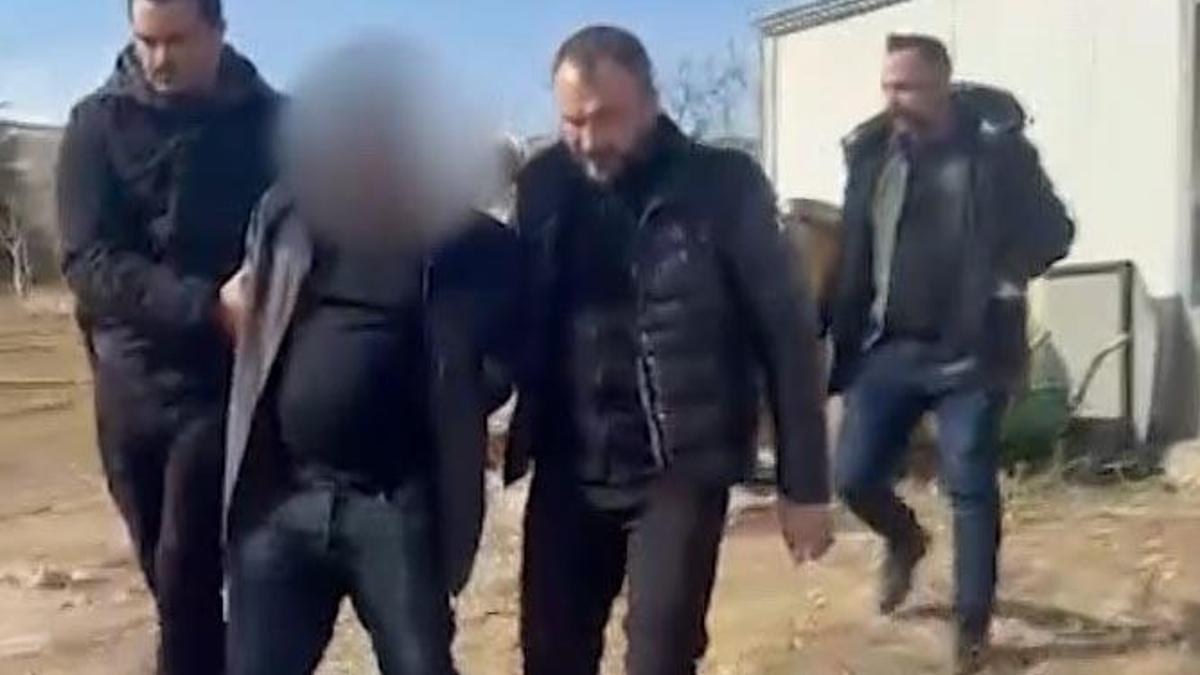 Yakalanmamak için kadın kıyafetleri giyip, sürekli adres değiştirmiş