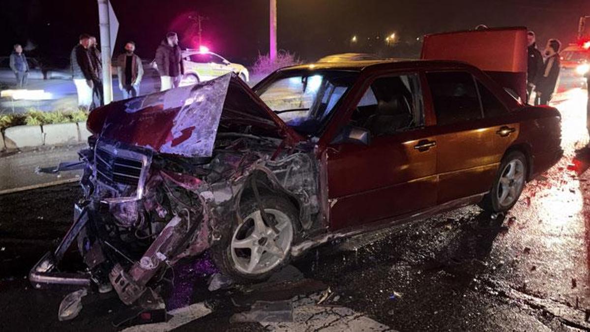 Hendek'te otomobilin minibüse çarptığı kazada 2 kişi yaralandı