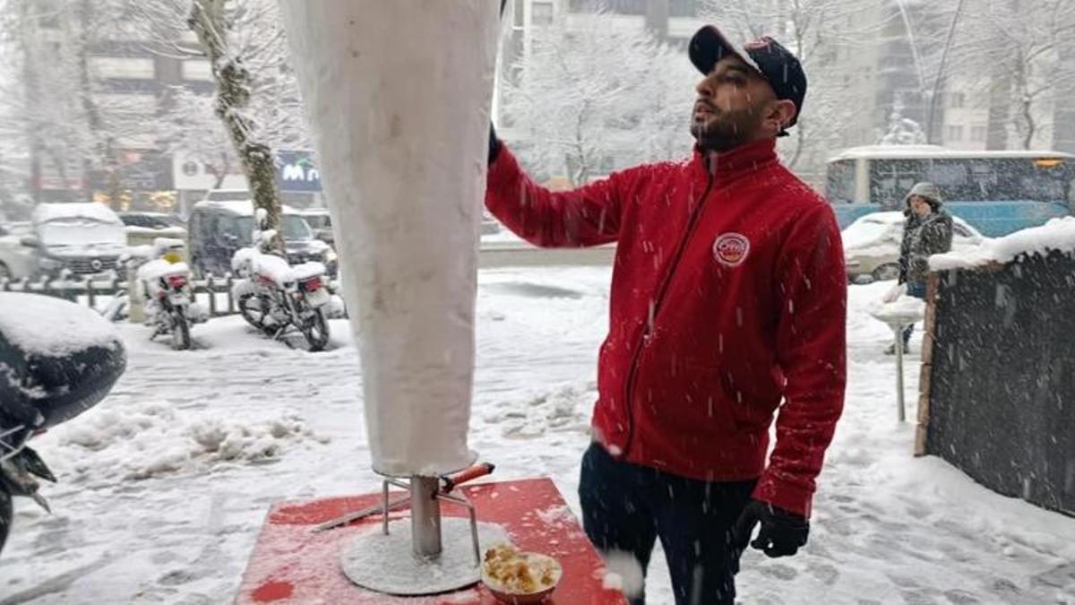 Kahramanmaraş'ta vatandaşların vazgeçilmezi! Kardan tatlı yaptı, kapış kapış satıyor