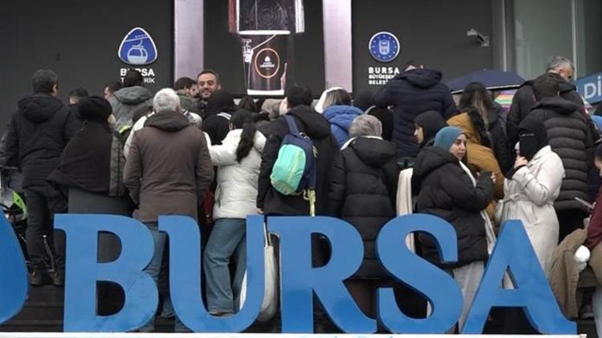 Bursa'da herkes oraya akın etti! Saatlerce beklediler, 500 metrelik kuyruk