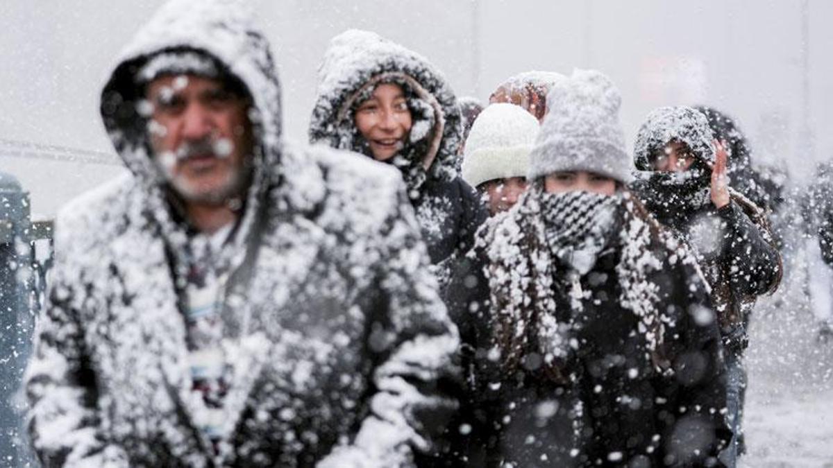 Lapa lapa kar yağışı, sağanak ve fırtına geliyor! Meteoroloji tarih vererek illeri tek tek uyardı