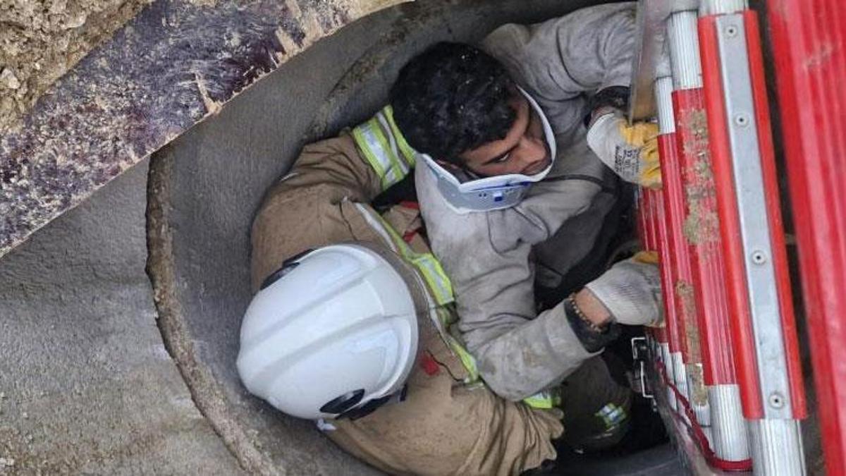 Kuyuya düşerek mahsur kalan yaralı vatandaşı itfaiye kurtardı