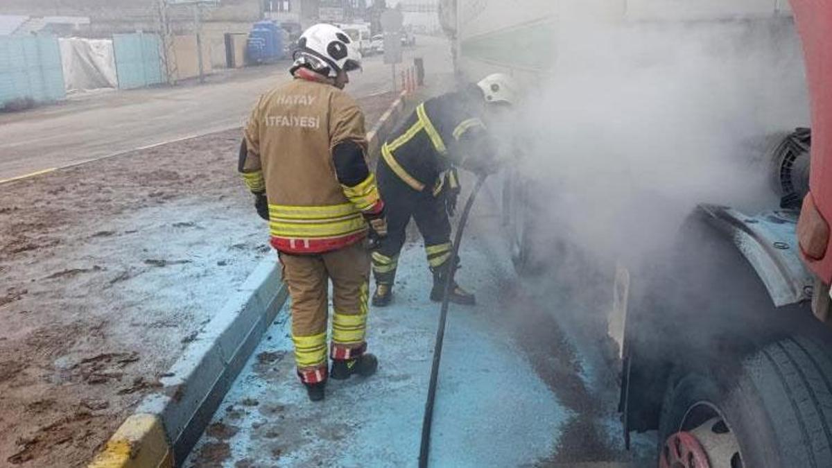 Reyhanlı’da E-5 kara yolunda tırda yangın çıktı