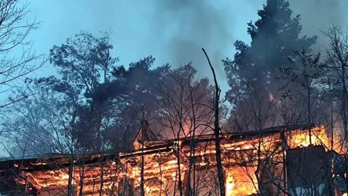 Artvin'de ahşap ev yangında küle döndü