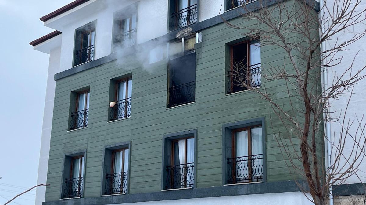 Apartmanda çıkan yangında 11 kişi dumandan etkilendi