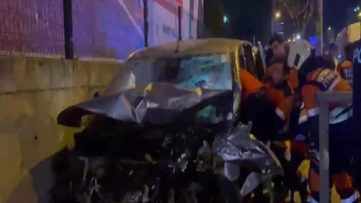 Ümraniye'de iki araç kafa kafaya girdi: 3 yaralı