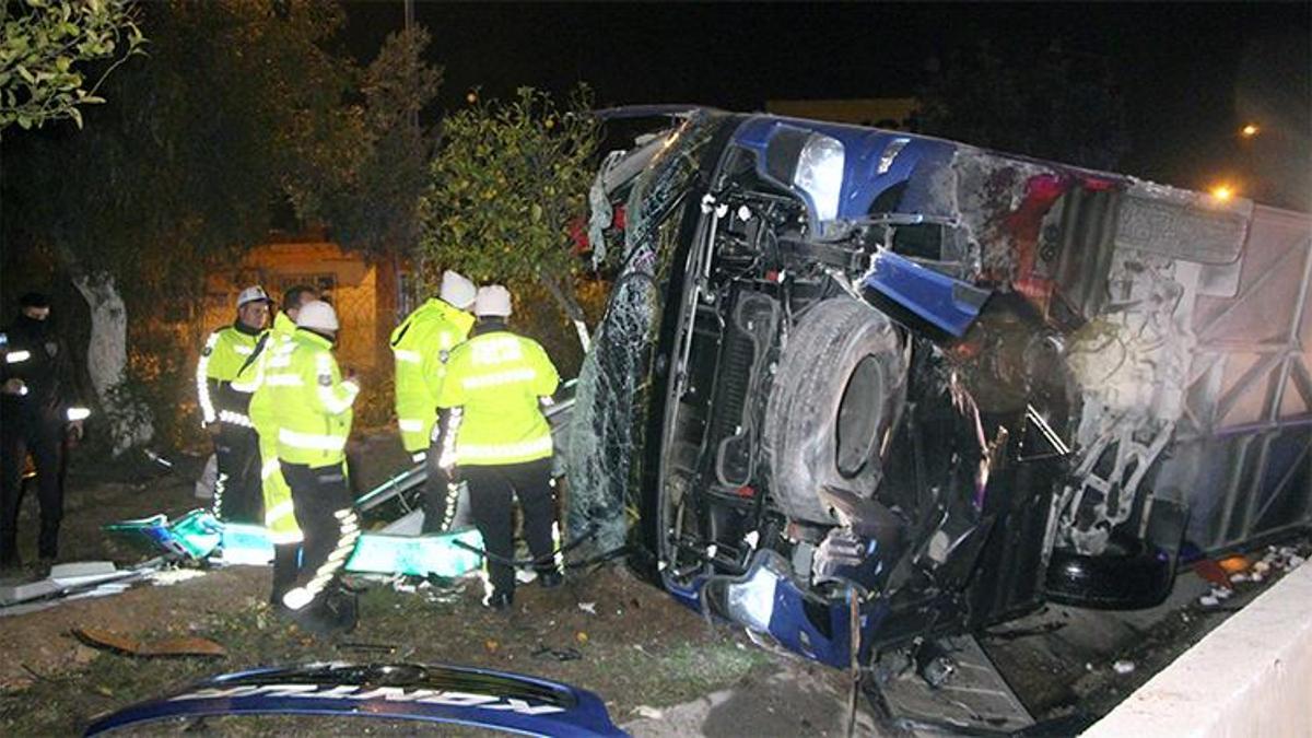 Adana’da yolcu otobüsü devrildi! Çok sayıda yaralı var