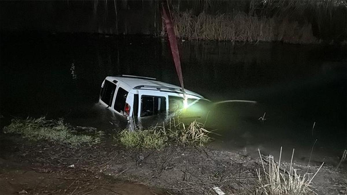 Eskişehir’de park halindeki araç Porsuk Çayı’na sürüklendi